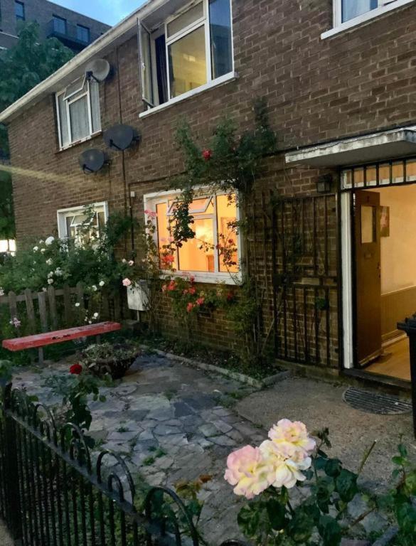 Whitechapel Lindley House R2 Hotel London Exterior photo